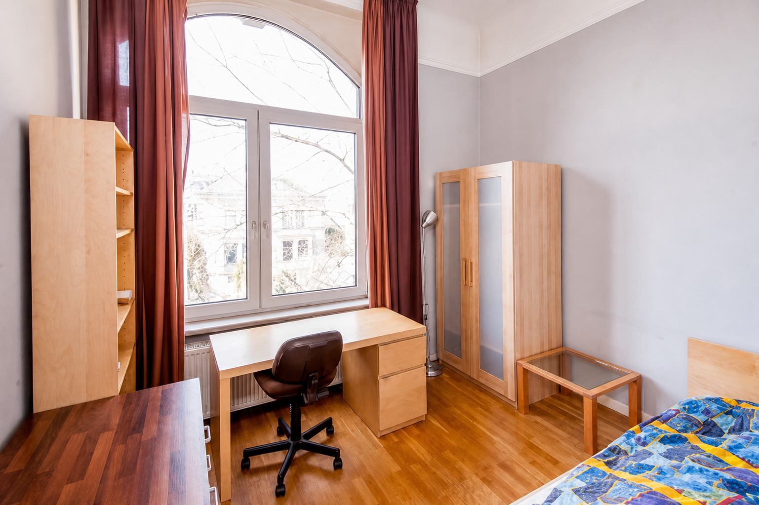 Helles möbliertes Studentenzimmer